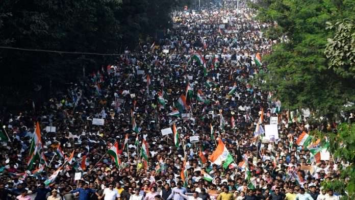 काहीही करा फक्त गर्दी जमवा! सभेला चला, सभेला चला शहरात फलक sms अन् फोन तरी नेत्यांची होतेय दमछाक