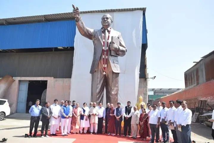 डॉ. आंबेडकरांच्या पुतळ्याची प्रतिकृती पाहण्यास आनंदराज आंबेडकर व भीमराव आंबेडकर यांची सदिच्छा भेट