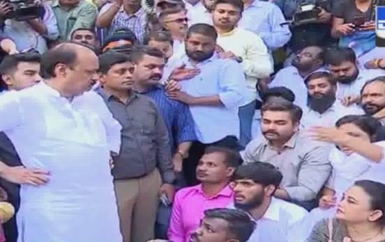 वाय.बी.चव्हाण सेंटरबाहेर कार्यकर्त्यांचा आक्रोश, सुळे यांचा थेट शरद पवारांना फोन, मग हे घडलं?