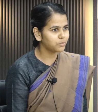 UPSC टॉप करण्यापूर्वी इशिता मुलाखतीत सांगते की ऑल राऊंडर अधिकारी कसं व्हावं?