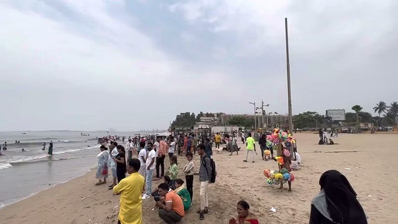 जुहू चौपाटीवर वाकोल्यातील ८ जण बुडाले; ४ जण बचावले बिपरजॉय चक्रीवादळ मोठ्या लाटा
