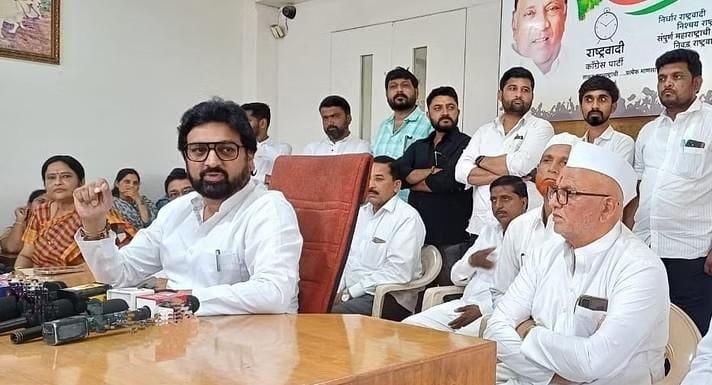 हृदयातून दोघांना दूर करू शकत नाही निष्ठा जपली; आत्ता ही मानसिकता ‘तटस्थ’ची ही किंमत