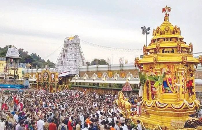 तिरुपती बालाजीच्या चरणी 11 टन सोनं अन् 18 हजार कोटी