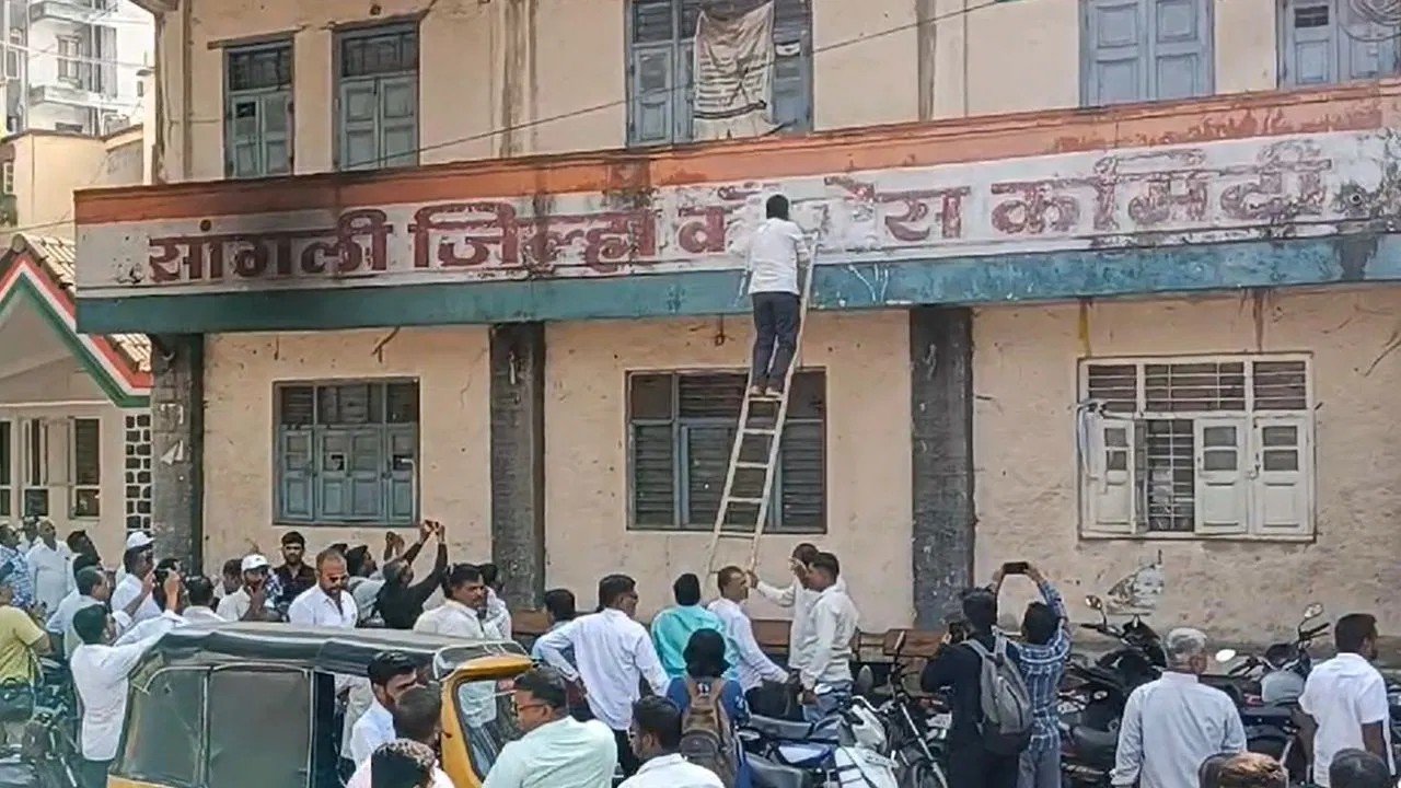 सांगलीत काँग्रेसमध्ये भूकंप? मोठ्या हालचालींना वेग; कार्यकर्ते आक्रमक, मोठ्या हालचाली हा शब्दच हटवला