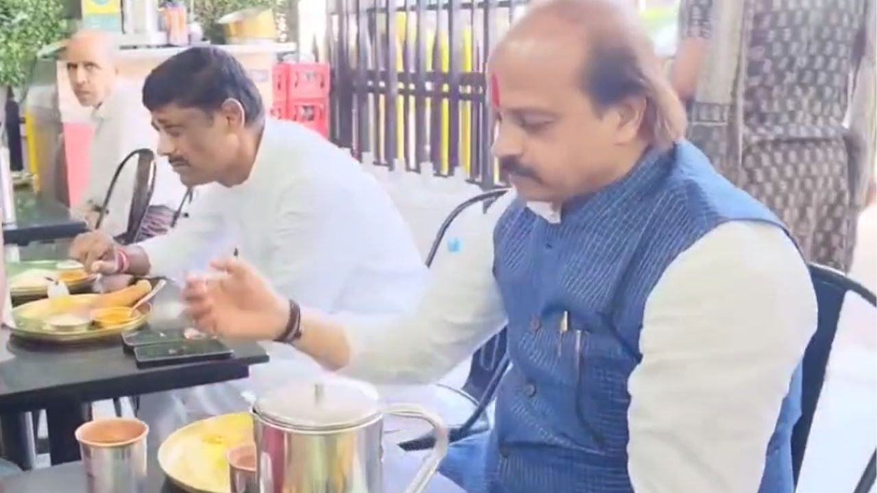 चर्चा तर होणारच… मुरलीधर मोहोळच्या प्रभागात पुणेरी मिसळाचा स्वाद दोघे विरोधकांनी घेतला