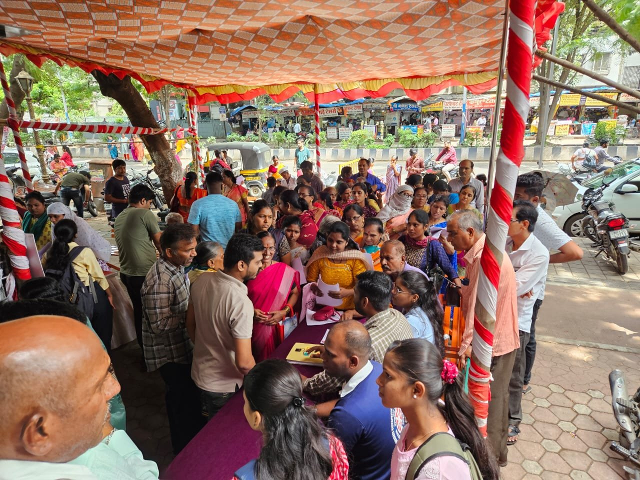 मुख्यमंत्री लाडकी बहीण योजना कोथरुड जनसंपर्क कार्यालयात विशेष मदत कक्ष; योजनेच्या लाभासाठी महिलांची उत्स्फूर्त गर्दी