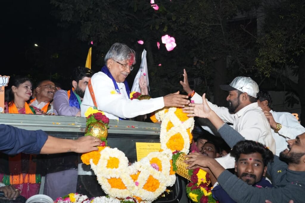 सोसायटीचे ज्येष्ठ नागरीक आणि गणेशोत्सव मंडळांचे जोरदार स्वागत; चंद्रकांतदादा पाटील यांच्या रोड शोला भव्य प्रतिसाद
