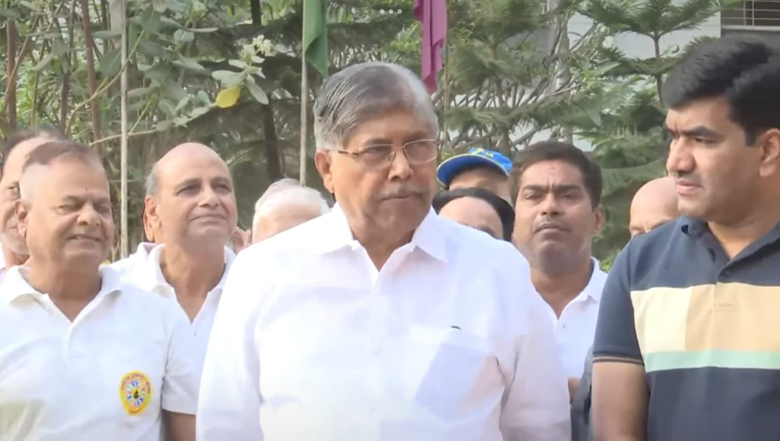 बाणेर ‘नवचैतन्य’ हास्य योग परिवाराचा चंद्रकांतदादांना विक्रमी मतांनी विजयीचा कवितेतून संकल्प