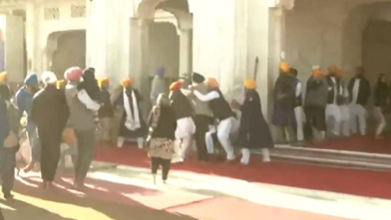 सुवर्ण मंदिराच्या गेटवर अकाली दलाच्या प्रमुख सुखबीर सिंग बादल यांच्यावर गोळीबाराचा प्रयत्न