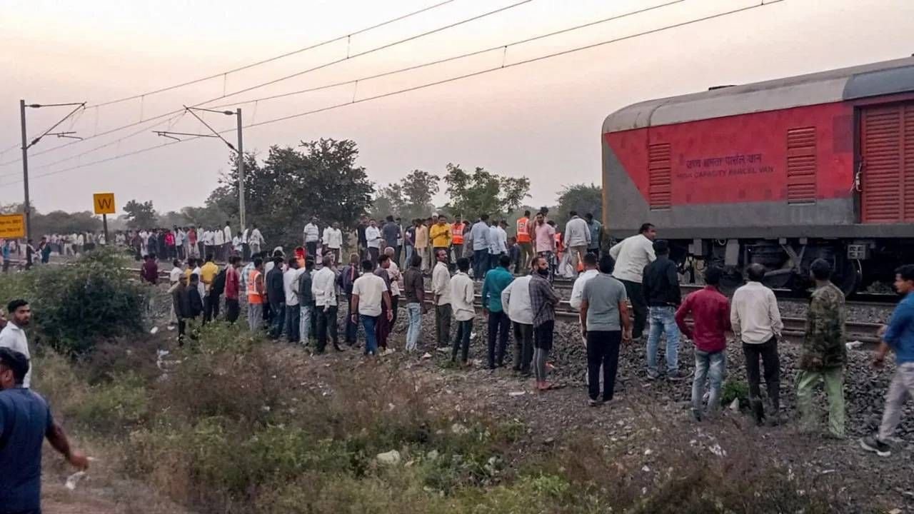 पुष्पक अपघातातील मृतांची संख्या 13 वर, पाचोरा पोलिस ठाण्यात गुन्हा दाखल; 6जणांची अद्यापही ओळख नाहीच
