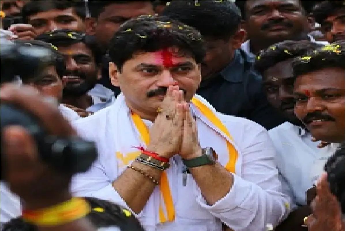 धनुभाऊंना नैतिकता स्पर्श करेना ‘दादा’श्रय; याआधी या ११ मंत्र्यांनी आरोपांनंतर राजीनामा दिलेला!