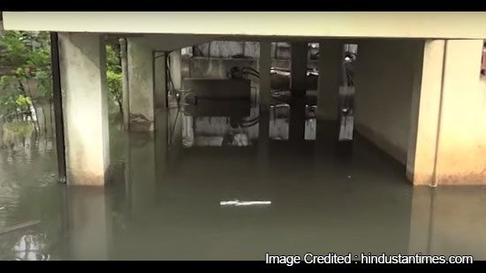 कोथरूडमधील थुंबरे पार्क सोसायटीच्या बेसमेंटमध्ये गटाराचे पाणी शिरले; रहिवाशांमध्ये संताप