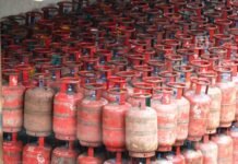 कोथरूडमध्ये गॅस सिलिंडरसाठी ग्राहकांनी गाठले थेट पोलीस ठाणे; ना आंघोळ, ना जेवण, गॅस साठी वणवण