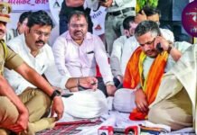 रोहित पवारांचं उपोषण मुख्यमंत्री आश्वासनानंतर स्थगित, 22 जून पावसाळी अधिवेशन आधी कर्जमाफीची बैठक होणार