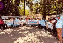 पतित पावन संघटनेतर्फे ‘स्मार्ट मीटर’ लावण्यास विरोध; महावितरण पुणे ऑफिस बाहेर स्मार्ट मिटरच्या पोस्टरची होळी